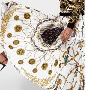 Chain print pleated skirt
